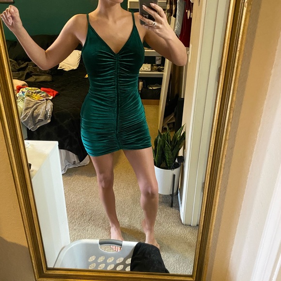 Velvet green dress - Picture 2 of 3